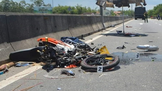 Quảng Nam: Xe máy va chạm xe tải, 2 người thương vong