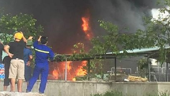 Cháy lớn tại công ty nhựa thông ở Quảng Ninh