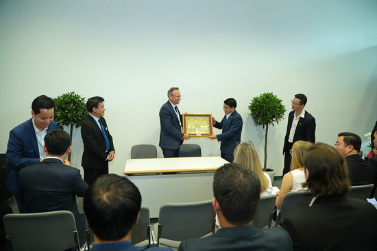  Chủ tịch TP.Hà Nội Nguyễn Đức Chung dự hội chợ công nghệ tự động hoá tại Đức và chứng kiến lễ ký kết hợp tác giữa các doanh nghiệp hai nước