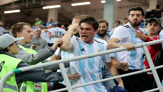 Cổ động viên Argentina bị bắt vì đánh nhau ở World Cup