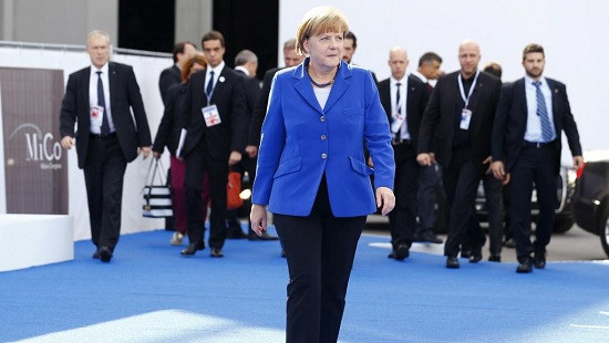 Chấp nhận buông xuôi, “bà đầm thép” Merkel đẩy nhanh sức nóng khủng hoảng của EU