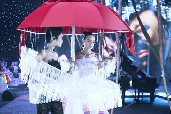  “Nữ hoàng nội y” Ngọc Trinh hoá công chúa lọ lem trong show diễn của NTK Đỗ Long