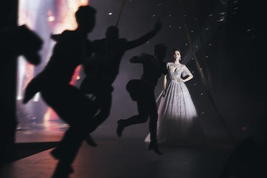  “Nữ hoàng nội y” Ngọc Trinh hoá công chúa lọ lem trong show diễn của NTK Đỗ Long