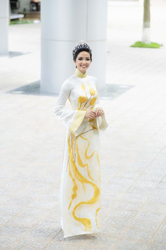 Hoa hậu H’Hen Niê truyền cảm hứng cho cộng đồng dân tộc thiểu số