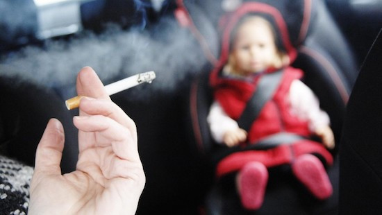 Phụ nữ, trẻ em Việt đang bị đầu độc bởi khói thuốc lá