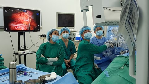 Lần đầu tiên phẫu thuật ghép thận từ người cho sống nhờ robot tại Việt Nam