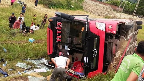 Xe khách bị lật tại Nghệ An, 8 người thương vong