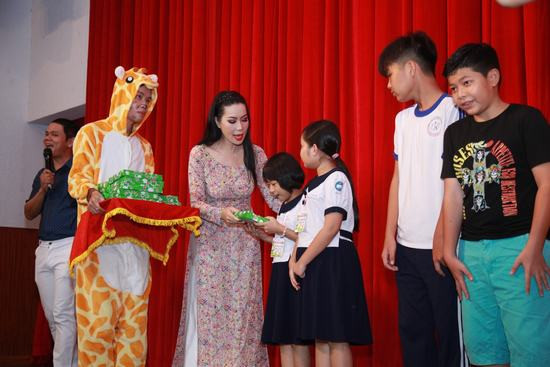 Trịnh Kim Chi trong tà áo dài trao gần 1000 phần quà cho trẻ em có hoàn cảnh đặc biệt