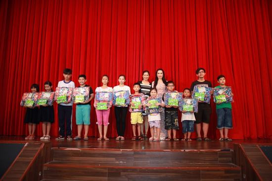 Trịnh Kim Chi trong tà áo dài trao gần 1000 phần quà cho trẻ em có hoàn cảnh đặc biệt
