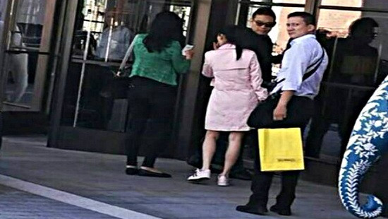Điều tra nam cảnh sát Thái Lan sang Anh hộ tống bà Yingluck mua sắm 