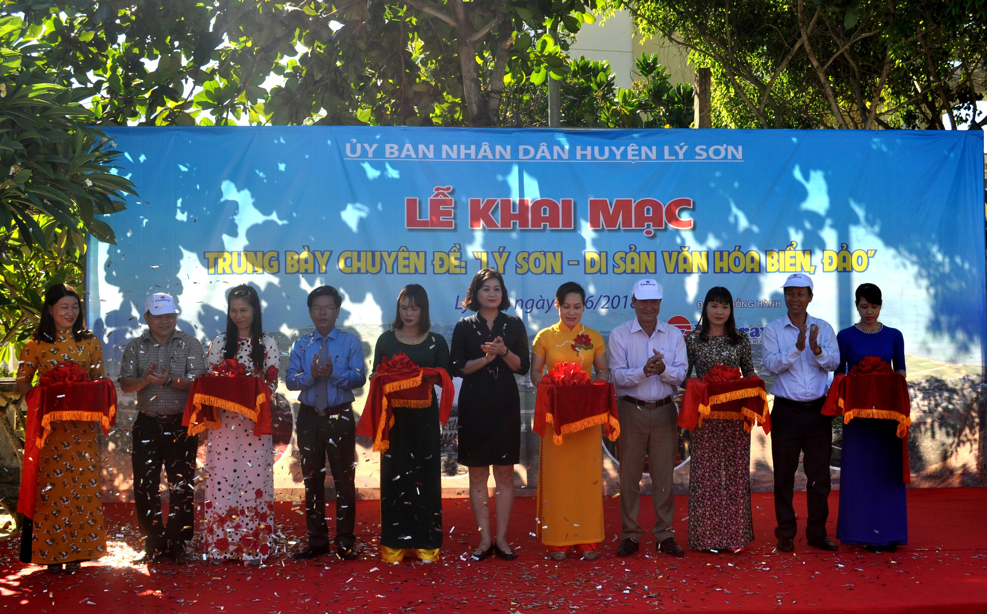 Xác lập kỷ lục Việt Nam về số người tạo hình lá cờ tổ quốc nhiều nhất trên biển
