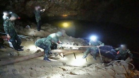 Nhóm cứu hộ chỉ còn cách đội bóng mắc kẹt trong hang Tham Luang 2km