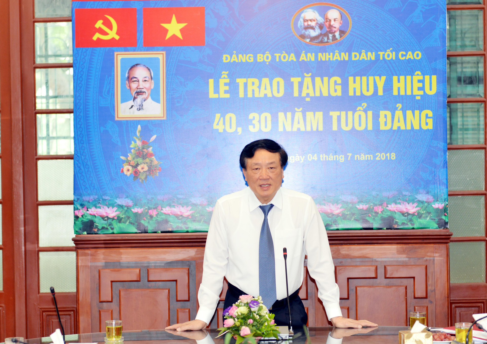 Đảng ủy TANDTC trao tặng Huy hiệu 30, 40 năm tuổi Đảng cho 5 đảng viên