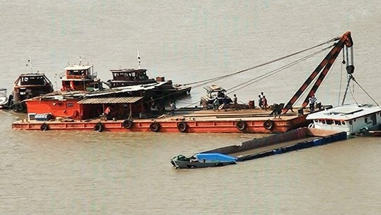 Tàu chở container và sà lan va chạm trên sông Sài Gòn, 2 người mất tích
