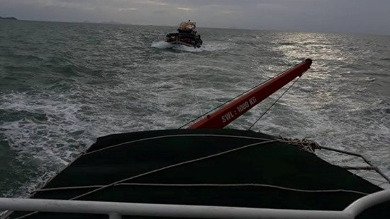 Kịp thời cứu hộ 14 thuyền viên và 30 tấn hàng gặp nạn trên biển