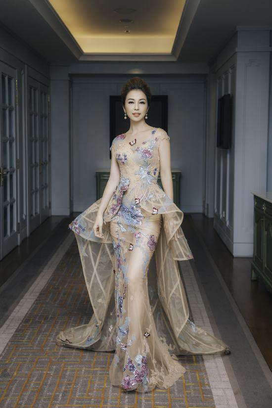  Hoa hậu Jennifer Phạm diện váy xuyên thấu và quyến rũ bên ca sĩ Bằng Kiều 