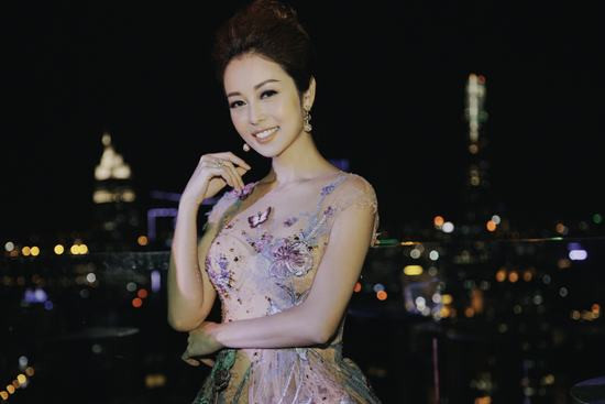  Hoa hậu Jennifer Phạm diện váy xuyên thấu và quyến rũ bên ca sĩ Bằng Kiều 