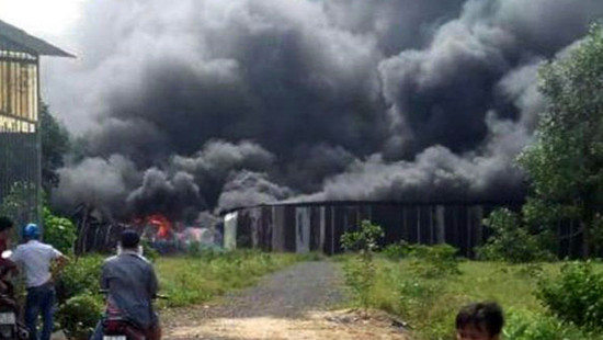 Đồng Nai: Cháy lớn tại xưởng chứa vải bông tái chế