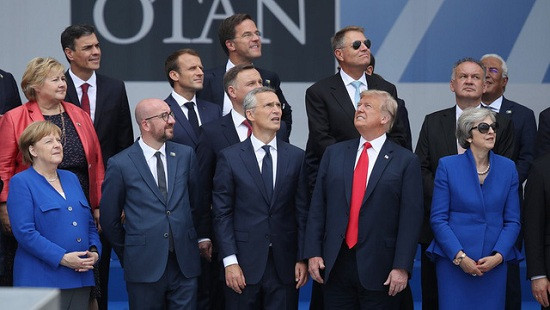 Ông Trump “lạc lõng” trong bức ảnh chụp cùng các nhà lãnh đạo thế giới 
