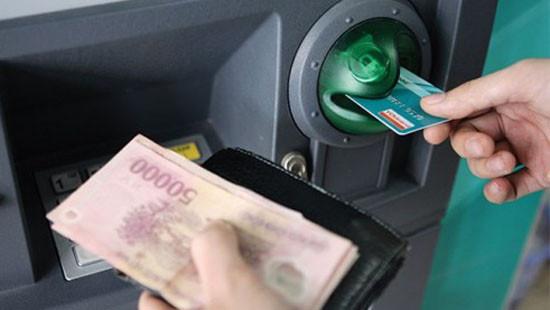 Yêu cầu các ngân hàng báo cáo việc đồng loạt tăng phí rút tiền qua ATM