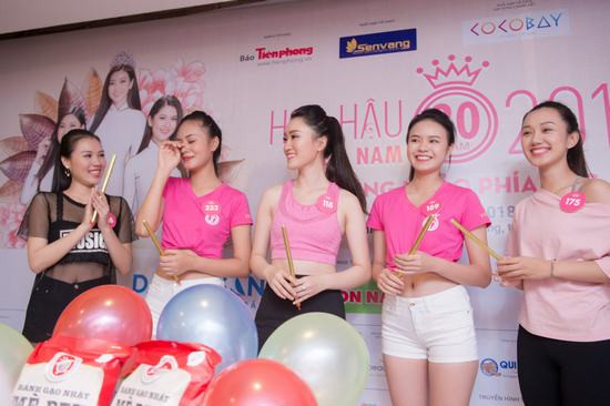 Ngẩn ngơ trước vòng eo con kiến của dàn thí sinh Chung khảo phía Bắc Hoa hậu Việt Nam 2018