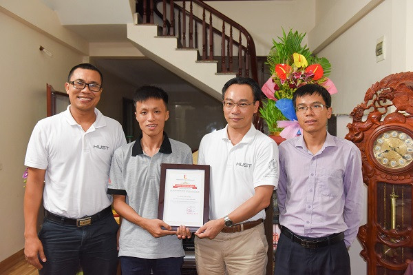 Hiệu trưởng trường ĐH Bách khoa Hà Nội trao học bổng cho thủ khoa khối A năm 2018