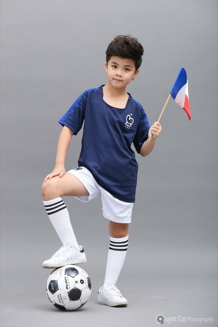 Cậu bé với chiếc áo sắc lam may mắn cổ vũ Pháp vô địch