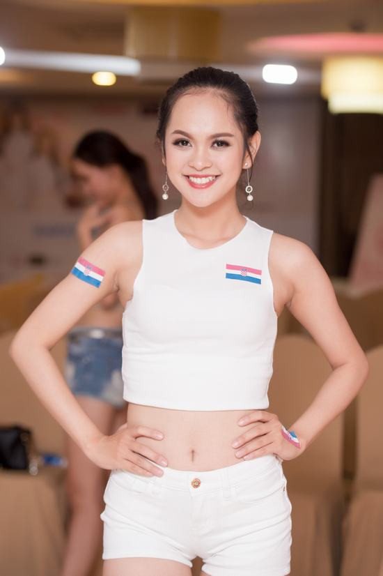 Thí sinh Hoa hậu Việt Nam “máu lửa” cổ vũ trận chung kết world cup 2018