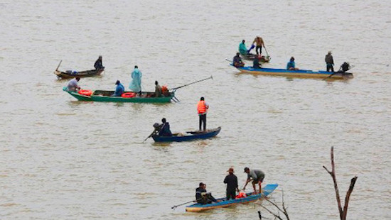 Tìm kiếm hai vợ chồng đánh cá mất tích trên sông Lam