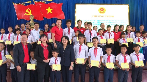 Phó Chủ tịch nước Đặng Thị Ngọc Thịnh thăm, tặng quà cho hộ nghèo tại Quảng Nam