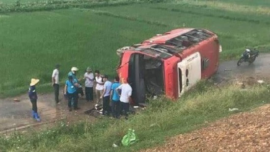 Xe khách lao khỏi đường cao tốc Pháp Vân - Cầu Giẽ, 3 người bị thương