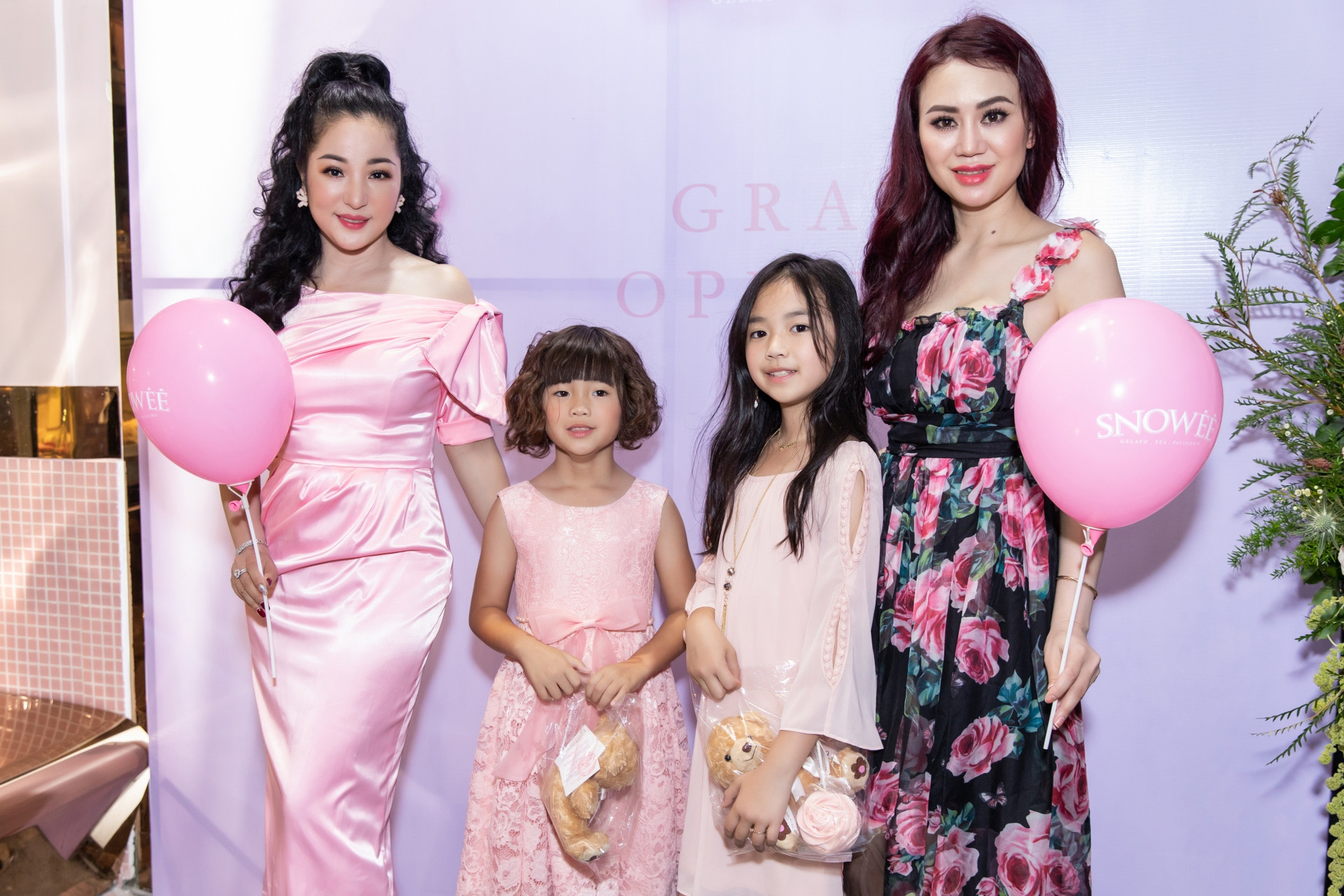 Hoa hậu Mỹ Vân, danh hài Thúy Nga xinh đẹp cùng con gái