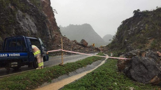 Nhiều tuyến đường huyết mạch tại Hòa Bình, Sơn La sạt lở do mưa lũ