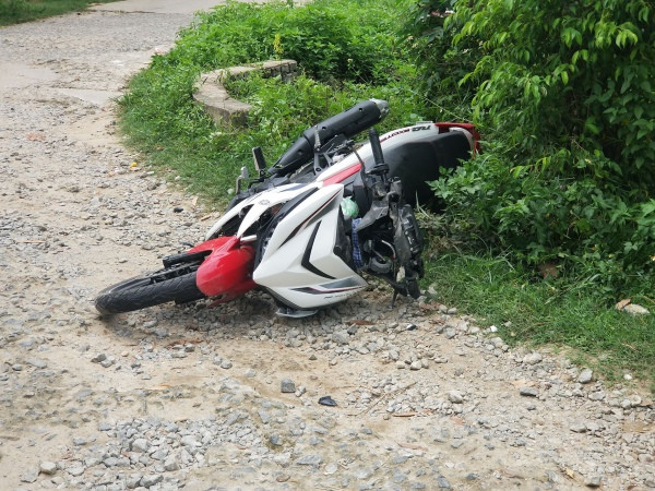 Chạy trốn CSGT, thiếu nữ đi xe máy tông người đi đường nhập viện