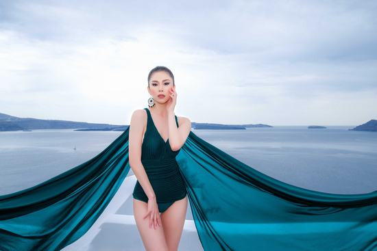Hoa hậu Riyo Mori khoe dáng nóng bỏng giữa Santorini nắng chói chang
