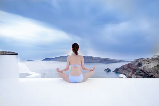Hoa hậu Riyo Mori khoe dáng nóng bỏng giữa Santorini nắng chói chang