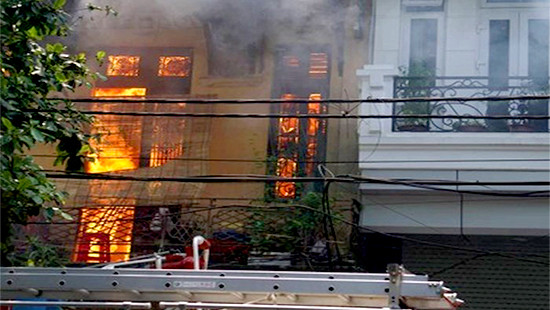 Ngôi nhà cổ kiểu Pháp bùng cháy dữ dội tại Hà Nội