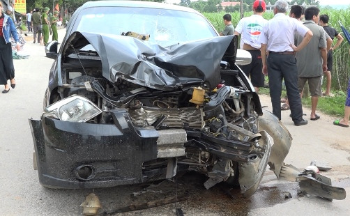 Hai vợ chồng tử vong khi xe máy va chạm với ô tô 