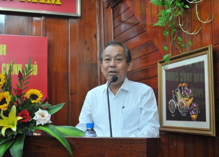 Phó Thủ tướng Trương Hòa Bình tặng quà cho học sinh nghèo hiếu học tỉnh Bình Phước