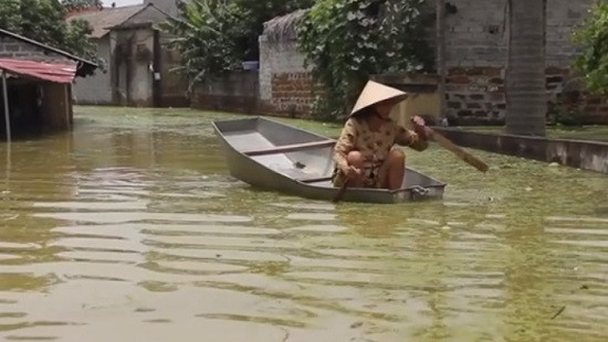 Ngập lụt kéo dài giữa Thủ đô, cuộc sống người dân bị đảo lộn