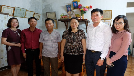 Đoàn công tác TANDTC thăm hỏi, thắp hương tưởng nhớ các Mẹ Việt Nam Anh hùng