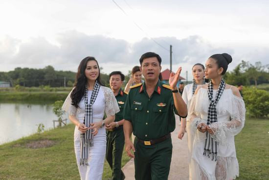 Hoa hậu Kỳ Duyên và dàn mỹ nhân nổi bật trong vòng vây các chiến sĩ Tây Ninh