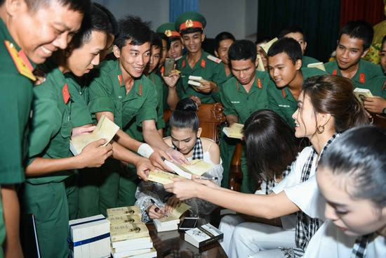 Hoa hậu Kỳ Duyên và dàn mỹ nhân nổi bật trong vòng vây các chiến sĩ Tây Ninh