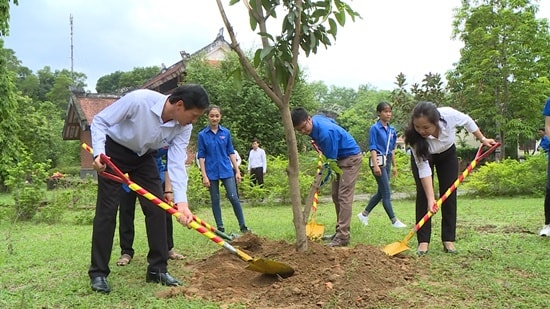 Báo Công lý tri ân các anh hùng liệt sỹ, gia đình chính sách tại “đất lửa” Quảng Trị