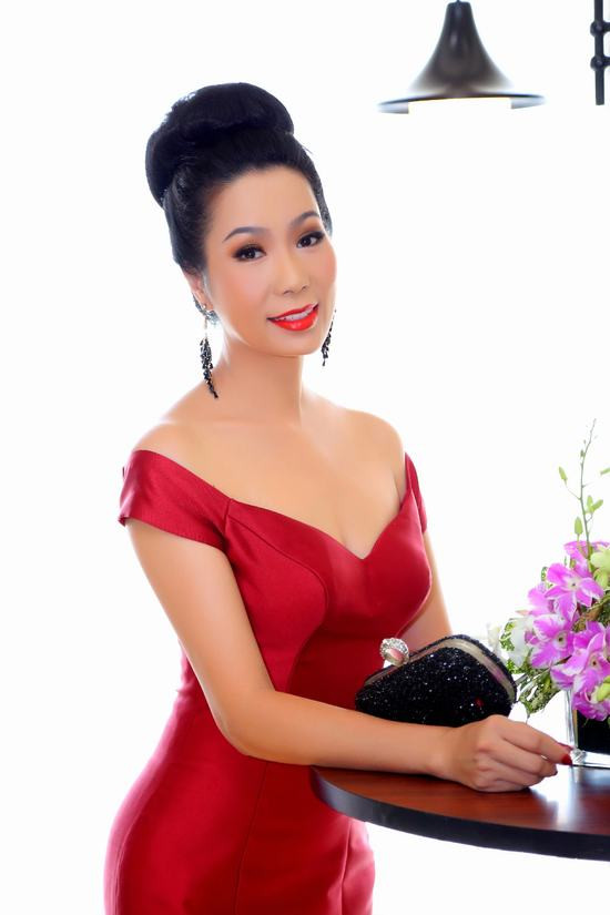 Trịnh Kim Chi diện cây đỏ lộng lẫy như nữ hoàng