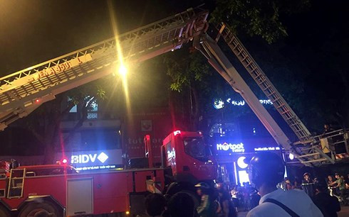 Cháy nhà trên phố Trần Hưng Đạo, 1 cảnh sát PCCC bị thương nhẹ
