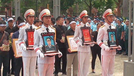 Vụ máy bay rơi ở Nghệ An: Đưa di cốt hai liệt sĩ về quê nhà
