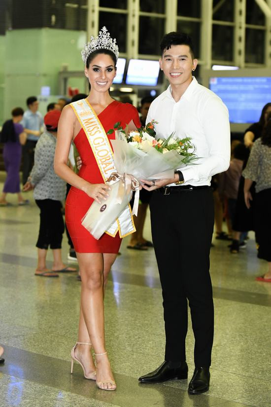 Nam vương Ngọc Tình ga lăng đón Hoa hậu Quốc tế đến Hà Nội bằng xế sang