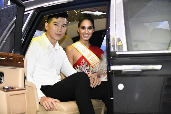 Nam vương Ngọc Tình ga lăng đón Hoa hậu Quốc tế đến Hà Nội bằng xế sang