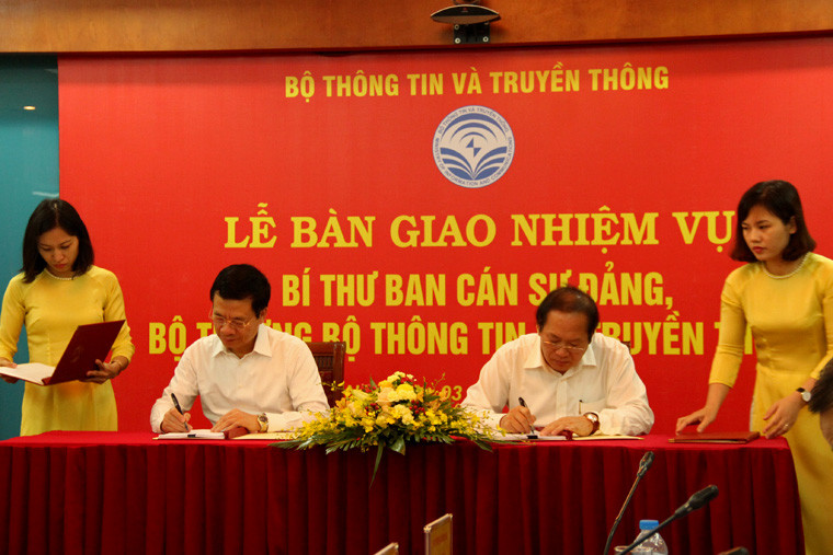 Bàn giao nhiệm vụ Bí thư Ban Cán sự Đảng, Bộ trưởng Bộ TT&TT cho ông Nguyễn Mạnh Hùng